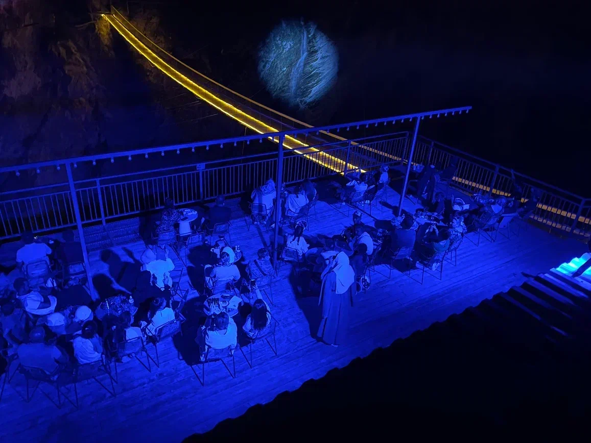 Зрители на площадке ночью